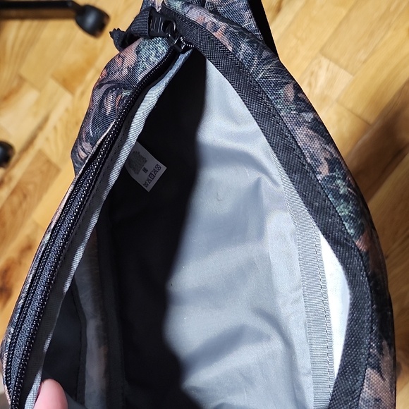 Levi's Leaf Camo Fanny Pack - Picture 9 of 9